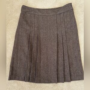 Banana Republic fully line wool skirt. Size 8. Waist 16 and length 23 inches.